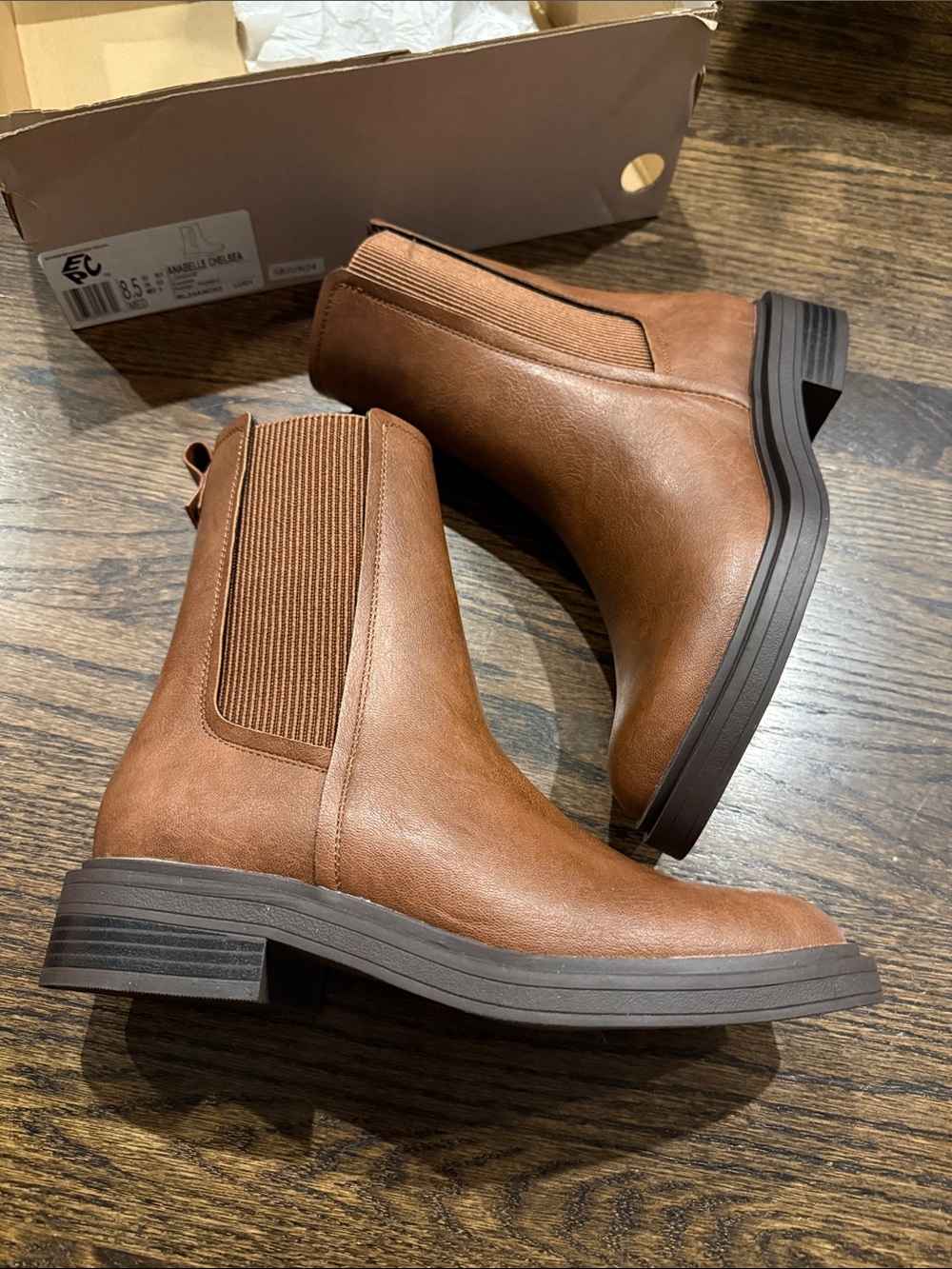 Woman’s 8.5 annabell Chelsea Ankle Boots in Brown new no box